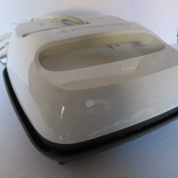 CRICUT EASY PRESS 2 9 X 9 ONE TIME USE ONLY WHITE LIKE NEW - Picture 4 of 11